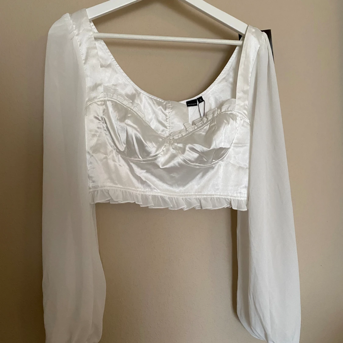 Vit blus med volang detaljer