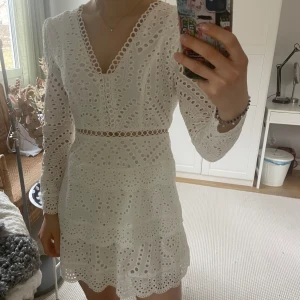 Studentklänning Hello Molly - Säljer denna superfina unika studentklänning från Hello Molly då jag ska ha en annan. Endast provad så den är i toppskick. Fina detaljer och bra kvalitét. Nypris ca 900kr! 💕