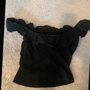 Sommartopp  - Säljer min off shoulder topp som är använd ett fåtal gånger endast🩷🩷storleken är xs men passar även s