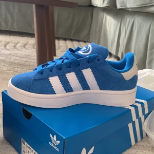 Adidas Campus 00 - Säljer dessa snygga Adidas campus 00! Helt oanvända, säljes pga för stora!  Inköpta från adidas egna hemsida. 