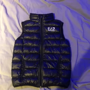 Armani väst - en snygg Armani väst nästan helt ny har använts 3 gånger beställde den för 5 dgr sen säljer den för den är för liten för mig.. dm om ni undrar ngt