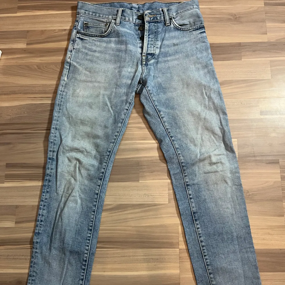 Carhartt jeans i bra skick, inköpta från min bulk buy, straight fit . Jeans & Byxor.