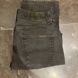 Svarta Nudie jeans - Tjena! Säljer mina feta nudie jeans🔥 Jeansen är sparsamt använda och har inga defekter alls ✅ Dom är i storlek 30/32 men skulle säga att de sitter mer som 30/30. Bara att höra av er vid minsta fundering🔛🔝 Prisk kan diskuteras vid snabb affär 💨 