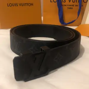Louis Vuitton bälte, väldigt fint bälte som är i otroligt bra skick, original box och dustbag medföljer såklart. Följer även med en håltagare så bältet passar alla! Priset går att diskutera.