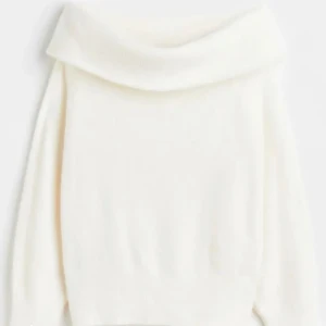 Off shoulder tröja - Säljer en jättefin offshoulder tröja ifrån hm då den inte kommer till användning längre, storlek L men passar M skulle jag säga.  I jättebra skick och knappt använd!  