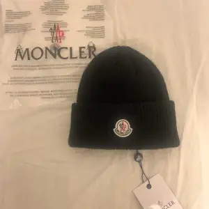 Köpte denna slottets moncler mössa i höstas men säljer den då den aldrig kommer till användning. Den är endast testad på en gång. Alla lappar sitter kvar på. KVITTO FINNS!