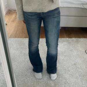 Superfina lågmidjade Levis jeans med midjemåttet 76cm och innerbenslängden 78 cm💕 köpta här på Plick (skriv för mer bilder och info)(sista pris 400)