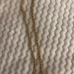 Halsband gjort av rostfritt stål, ser ut som guld 