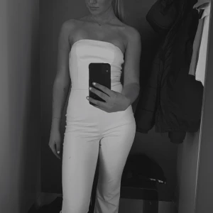 Byxdress - Vit byxdress i skinn! Hut snygg som helst men har inte kommit till användning 🤍 