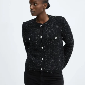 Cardigan - Väldigt populär stickad cardigan från mango💞 Använd endast 1 gång, köpt för 699kr (liten i storleken)