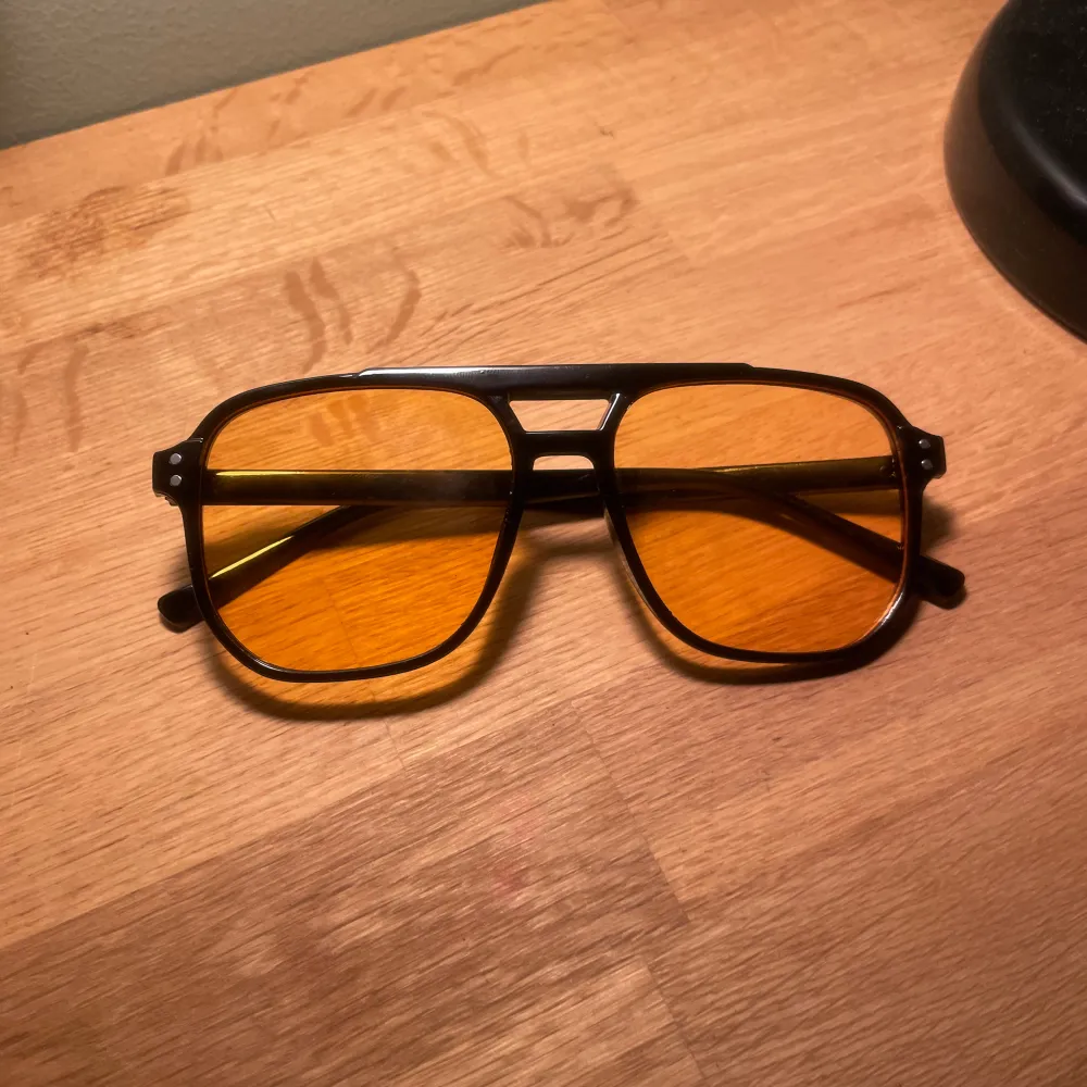 Schyssta pilotglajjor med orange glas. Accessoarer.