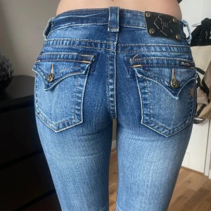 Miss Me Jeans 🌟 - Superfina Miss Me jeans i storlek 25 🌟 Mid-Rise skinny jeans i blått   Notera att sömmen vid knappen har släppt lite men ingenting som påverkar! 🤍    Skriv om ni önskar fler bilder! 🧸  Ansvarar ej för postens slarv 💗