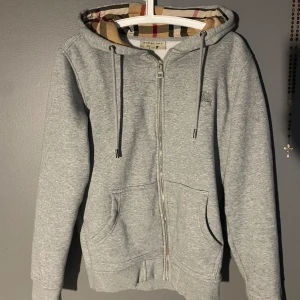 burberry hoodie - säljer nu min burberry hoodie i size M. insydd så den passar S/M. sparsamt använd. inga fläckar eller hål elelr sånt. kp för fler bilder