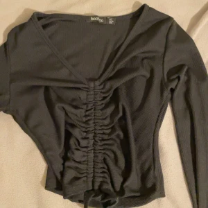Basic tröja - Fin tröja från Boohoo i strl 34/xs. 🖤 Pris: 70kr