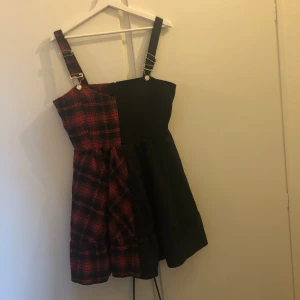 split klänning - super fin och delad klänning som endast är använd en gång 💗 går att knäppa av axelbanden på framsidan för att lättare anpassa längden på dem