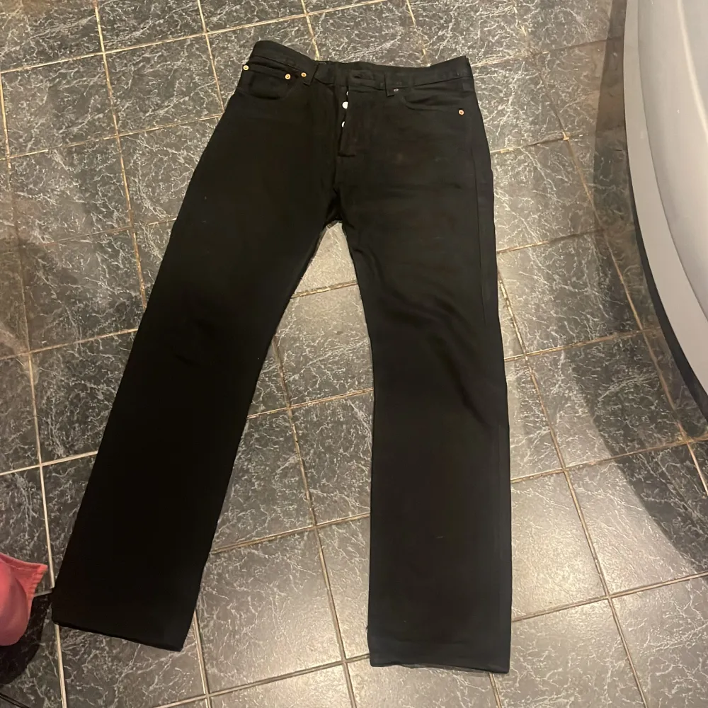 Svarta Levis 501 jeans storlek 33/34,  Aldrig använda för att de är för stora för mig. Jeans & Byxor.