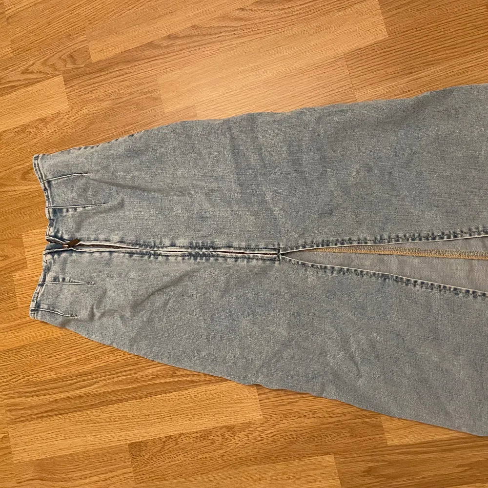 En ljusblå (färgen syns dåligt på bilderna) jeans kjol från Stradivarius köpt i barcelona, säljer då den tyvärr är för liten för mig, storlek 36 men skulle nog säga att de mer är en 34❤️. Kjolar.