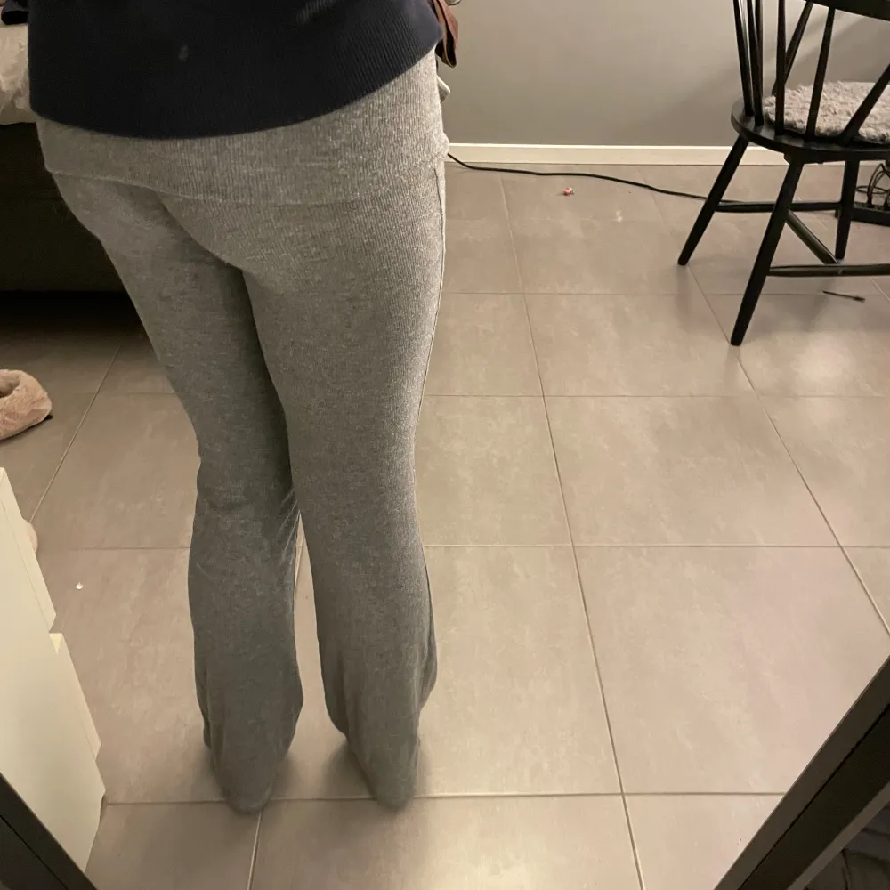 Jätte fina yoga pants från Gina tricot som inte kommer till användning då dom är försmå för mig men annars jättebra skick🤍 skriv privat för fler bilder🤍🤍. Jeans & Byxor.