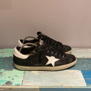 Golden goose skor - Säljer ett par fräsha golden goose skor i sällsynt färg! Skorna har några skavanker men har mycket kvar att ge! Sulan har knga hål men är lagad. Skorna var nyligen tagna till skomakare för att göra om hälpartiet och innersula. Skriv vid minsta fråga!