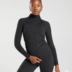 Elevate zip top - Snygg gym jacka från Gymshark aldrig använd eftersom sitter för stort på mig, ordinarie pris 749 kr