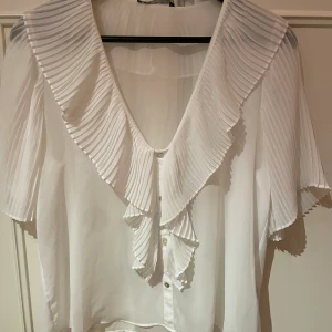 En fin blus  - Lite stor i armhålorna men funkar fint 