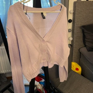 Lilla kofta - Lilla kofta från h&m i storlek L, använt bara en gång så den är som ny