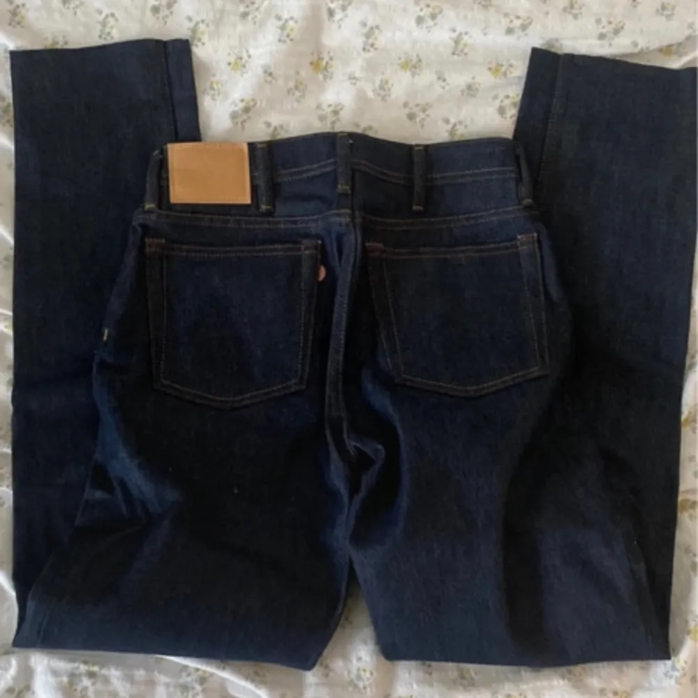 mörkblå straight leg, midwaist jeans från Acne studios. Midja 26, Avklippta så de passar mig som är 164.  . Jeans & Byxor.