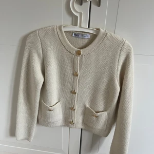 Kofta zara - Så fin kofta från zara! Nästintill oanvänd💘 Tryck gärna på köp nu!