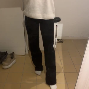 Svarta raka jeans  - Raka jeans från berskha så fina och sitter så fint