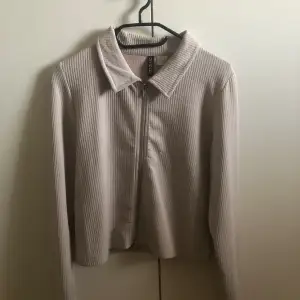 Säljer denna beige/vit/gråaktig tröja från H&M 💗  Har använt den ett fåtal gånger men ser helt ny ut! ❤️❤️ Är i storlek L men passar S-M också 🫶🏽
