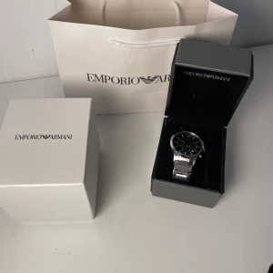 Armani klocka - Armani klocka. Köpt för 1 år sen. Inte använd mer än 15 gånger. 