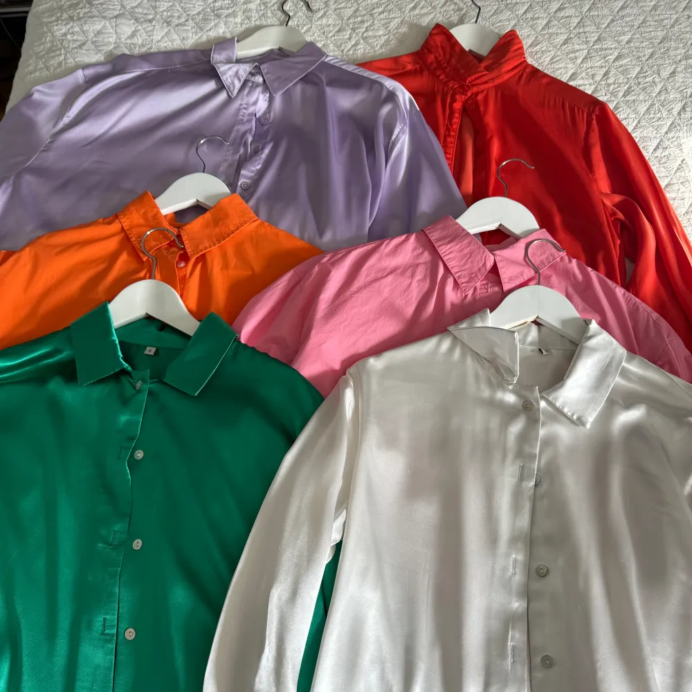 6 stycken skjortor i bomull och satin säljes för totalt 60kr! Sjukt snygga färger! Skjortorna är från bland annat Zara och HM. Passa på att fynda! Storlek S!. Skjortor.