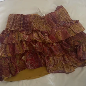 Kjol - Populär kjol från zara. Jag skulle säga att kjolen passar allt från S-M den passar mig som är storlek S men den passar såklart de i M också🥰