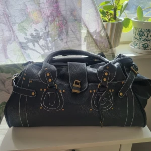 Svinsnygg svart väska - Säljer denna svarta väska då jag har för många väskor. Köpt på plick men skicket är helt nytt! Såå snygg!  Säljer för 300:- + frakt💕 vid snabb affär kan priset diskuteras🫶🏻