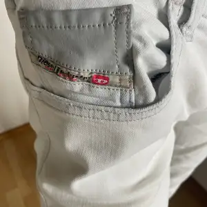 Super fräscha vita, lågmidjade diesel jeans. Perfekta nu till sommaren. Säljer pga beställde fel storlek. 🤍