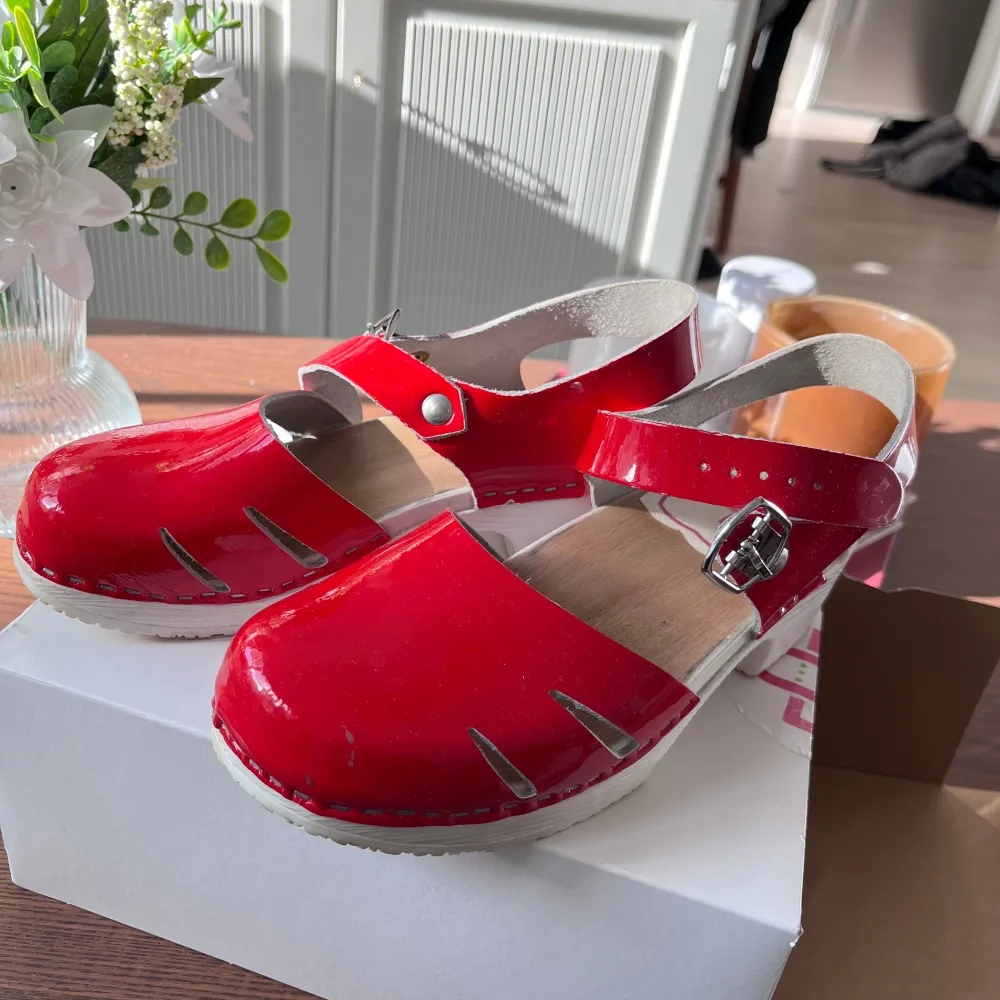 Röda skor med mindre klack från vårdväskan! Endast använd två gånger på sjukhus, sen en gång på karneval! Säljs då de är för små för mig. . Skor.