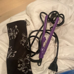 HH Simonsen pocket straightener - Fin plattång som inte kommer till användning❤️ Plattången är liten och är perfekt att styla gardinlugg/lugg med eller papiljotter❤️ Nypris ligger på runt 970kr⭐️ Obs! Priset kan diskuteras 🥰
