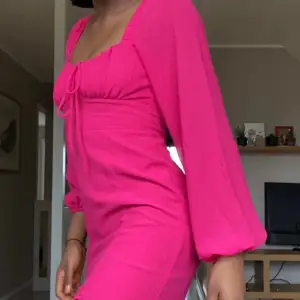 En rosa lång klänning med öppning vid högra benet och puffärm. Köpt för ett år sen i butik och använt två gånger sedan dess. I jätte bra skick och väldigt trendig för den kommande sommaren. 