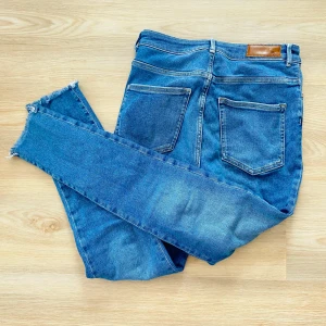 Jeans m - Snygga raka jeans med distressed legs från bikbok 