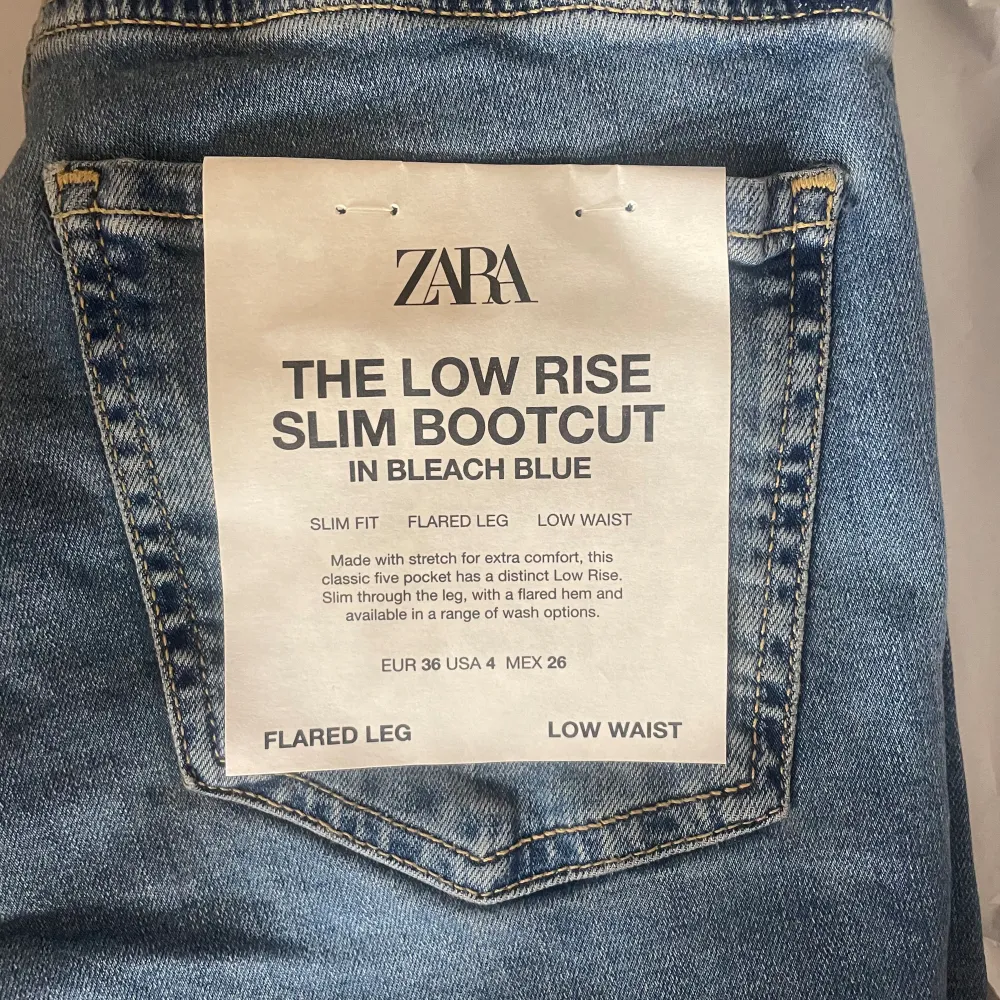 ja säljer mina låg midjade zara jeans då jag har flera av samma par. Dom är helt oanvända och i helt nytt skick. Det är bara att skriva om du vill ha fler bilder på t.ex hur dom sitter  Köparen står för frakt 💗. Jeans & Byxor.