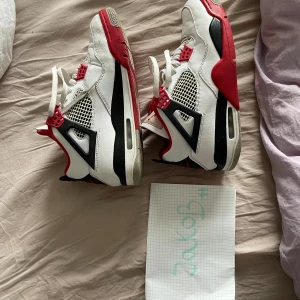 Jordan fire red - Säljer mina välanvända fire red, inga skador bara allmän användning. Ingen box tyvärr då den är slängd..