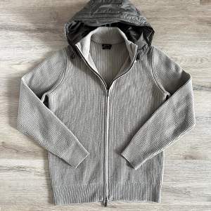 Säljer denna slutsålda och efterfrågade Massimo dutti cardigan, size L, fitpic (183, 78 kg) Mycket bra skick, använd fåtal gånger  Har även en grå  Följ för updates 