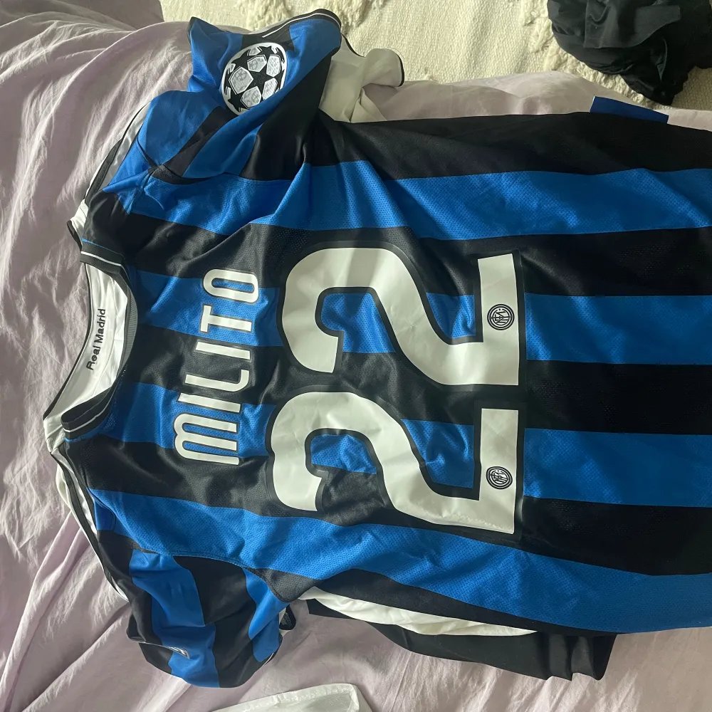 Milito Inter retro tröja riktigt bra gjort med all patches från cl det året. Aldrig använd.. T-shirts.