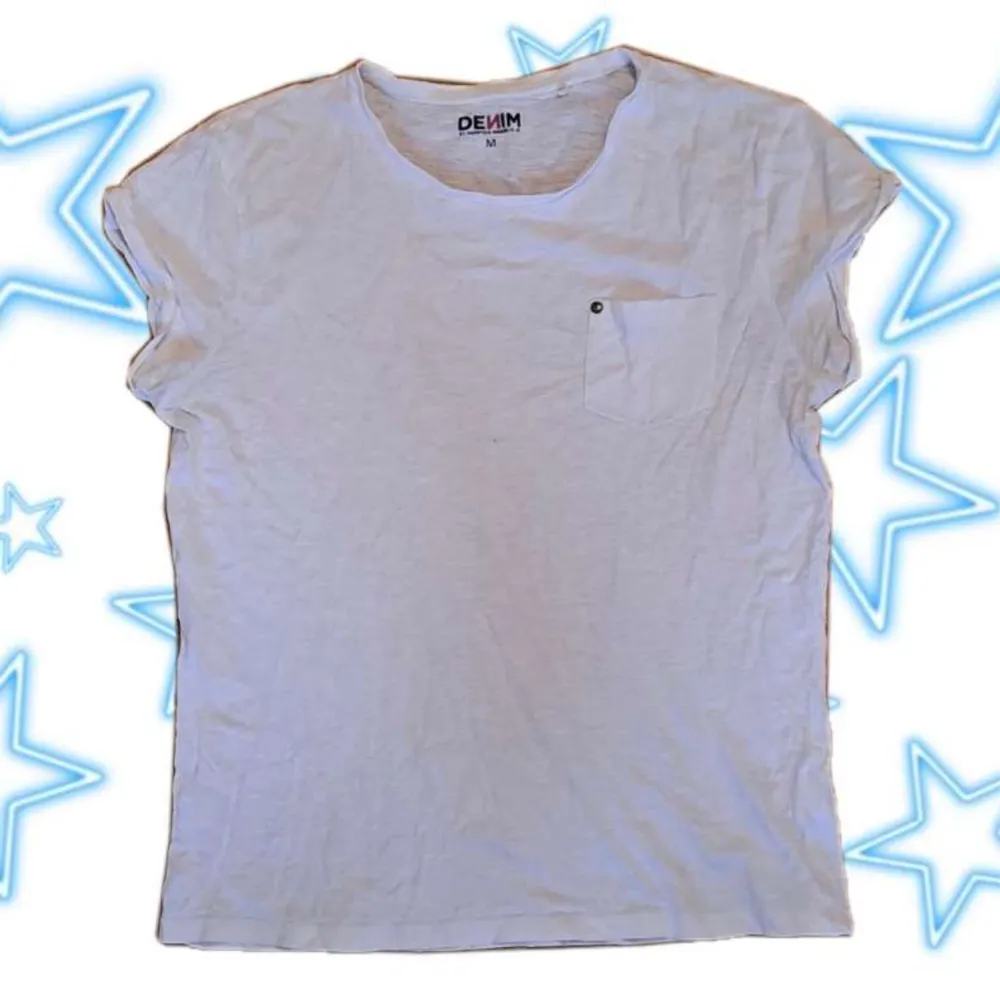 Vit t-shirt med liten ficka! Använd köp nu!☆. T-shirts.