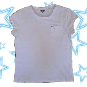Vit t-shirt med liten ficka! Använd köp nu!☆