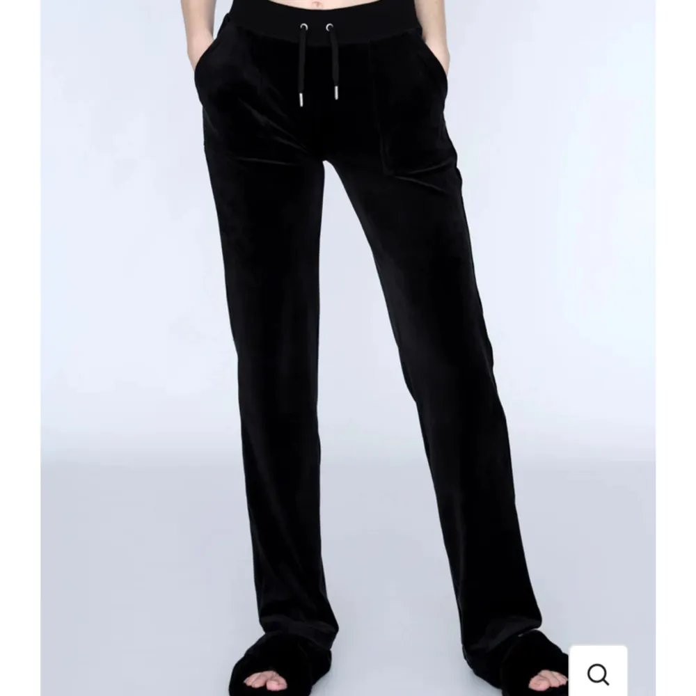 Säljer mina vanliga svarta juicy byxor som är i fint skick inga fel på dom. Jag använder dom knappt längre. I storlek xxs men är ändå för långa på mig, jag är 162 cm. Kan ta mer bilder om någon vill. Jeans & Byxor.