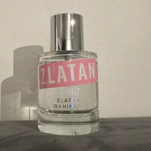 Säljer min Zlatan sport parfym  En söt och fräsch parfym som är perfekt till sommaren! Flaskan är 50 ml och den är sparsamt använd.(se bilder) Ny pris :579