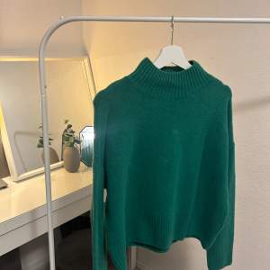 Oanvänd grön stickad tröja från & Other Stories 💚🌳🌿 Storlek M