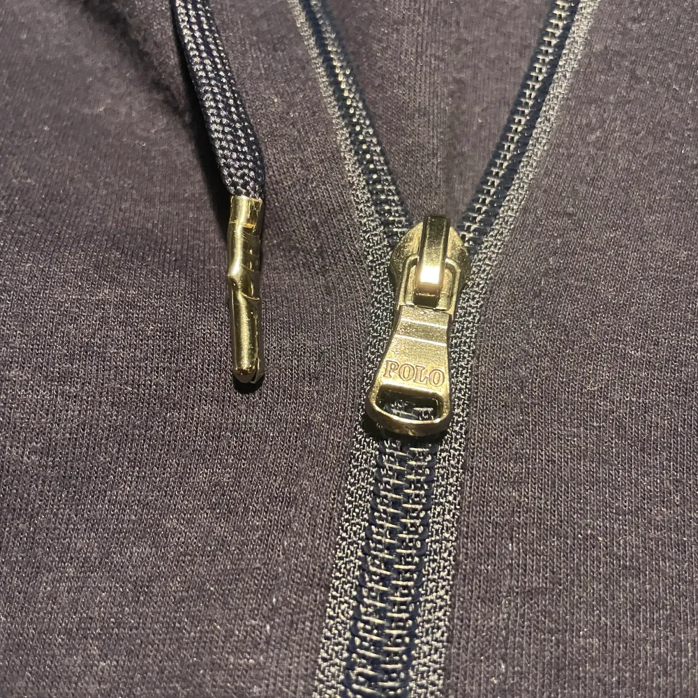 Säljer en jättefin mörkblå zip hoodie från polo då den är för liten för mig. Den är använd cirka 10 gånger och har bara en minimal defekt som man ser på bild 3 Ärligt skick: 8,5/10  Ordinare pris 2195 kr Pris kan diskuteras, skriv om du undrar något!. Hoodies.