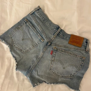 Levi’s jeansshorts - Avända någon enstaka gång och säljs då de inte passar längre💗